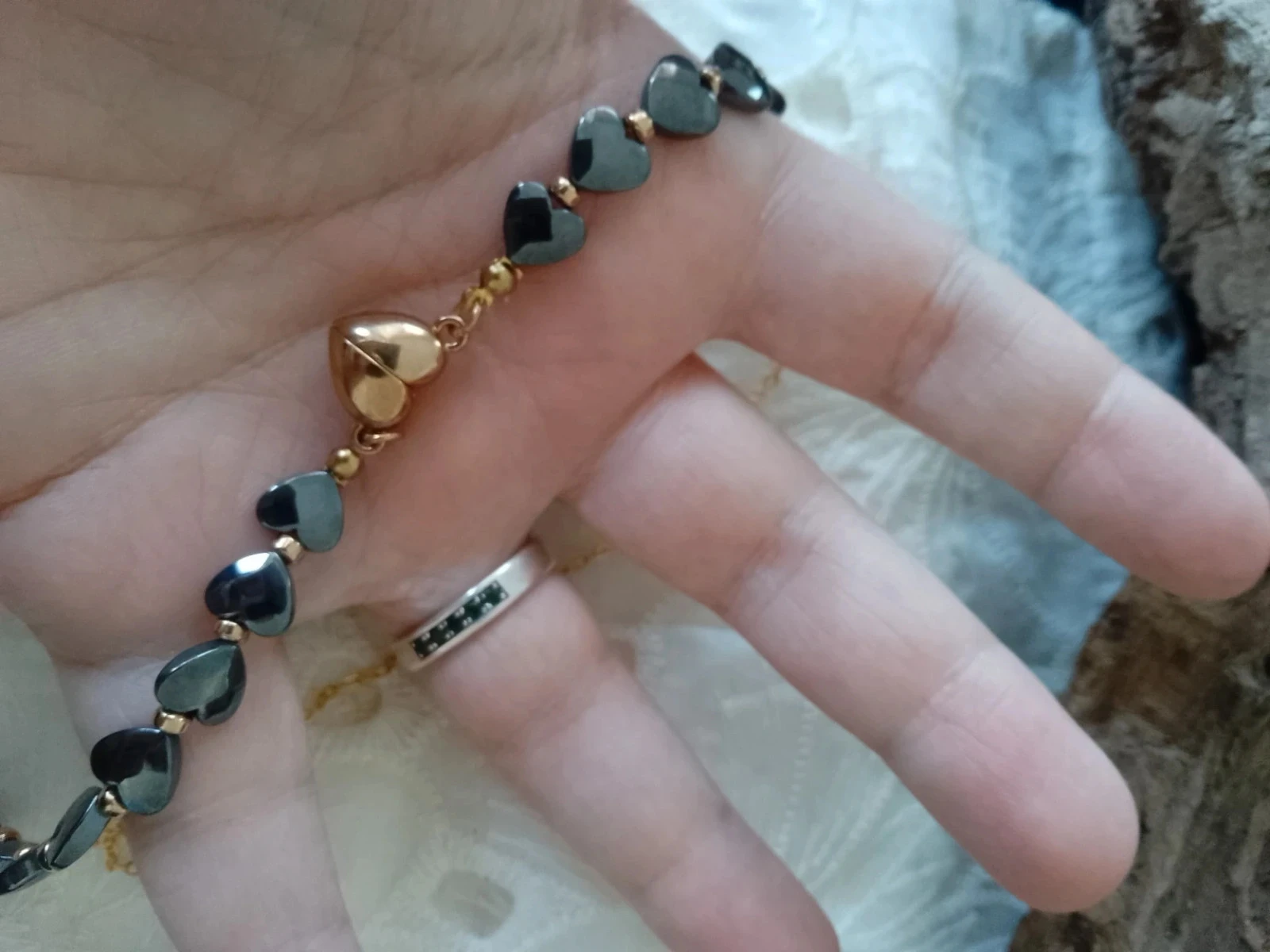 Colar corações em hematita preta fecho magnético dourado na frente – photo 3